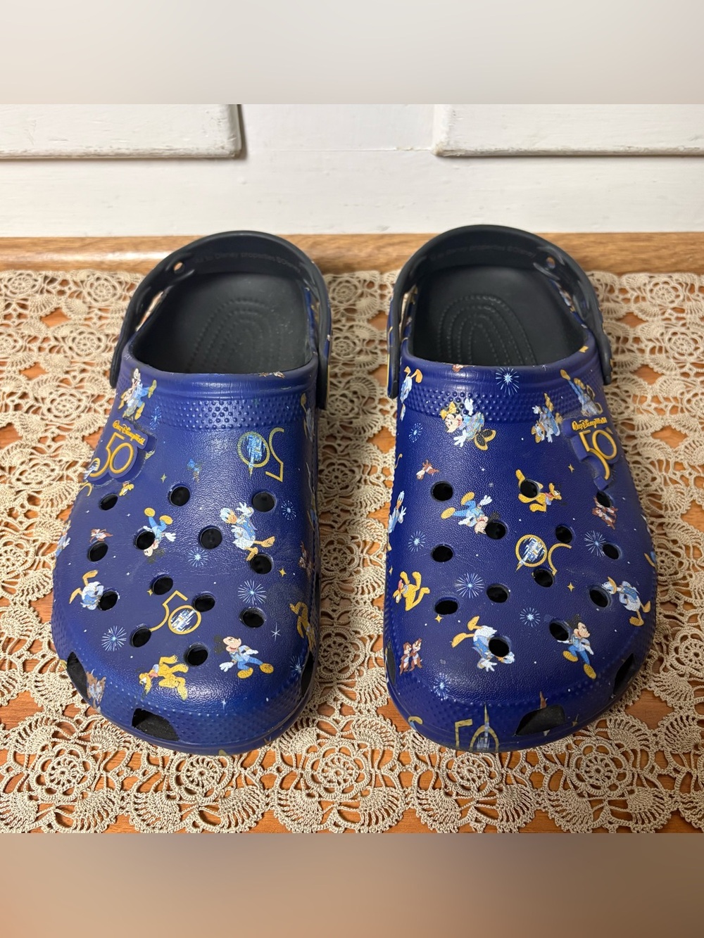Walt Disney World 50th Anniversary Navy Crocs Size 8 Womens Preowned